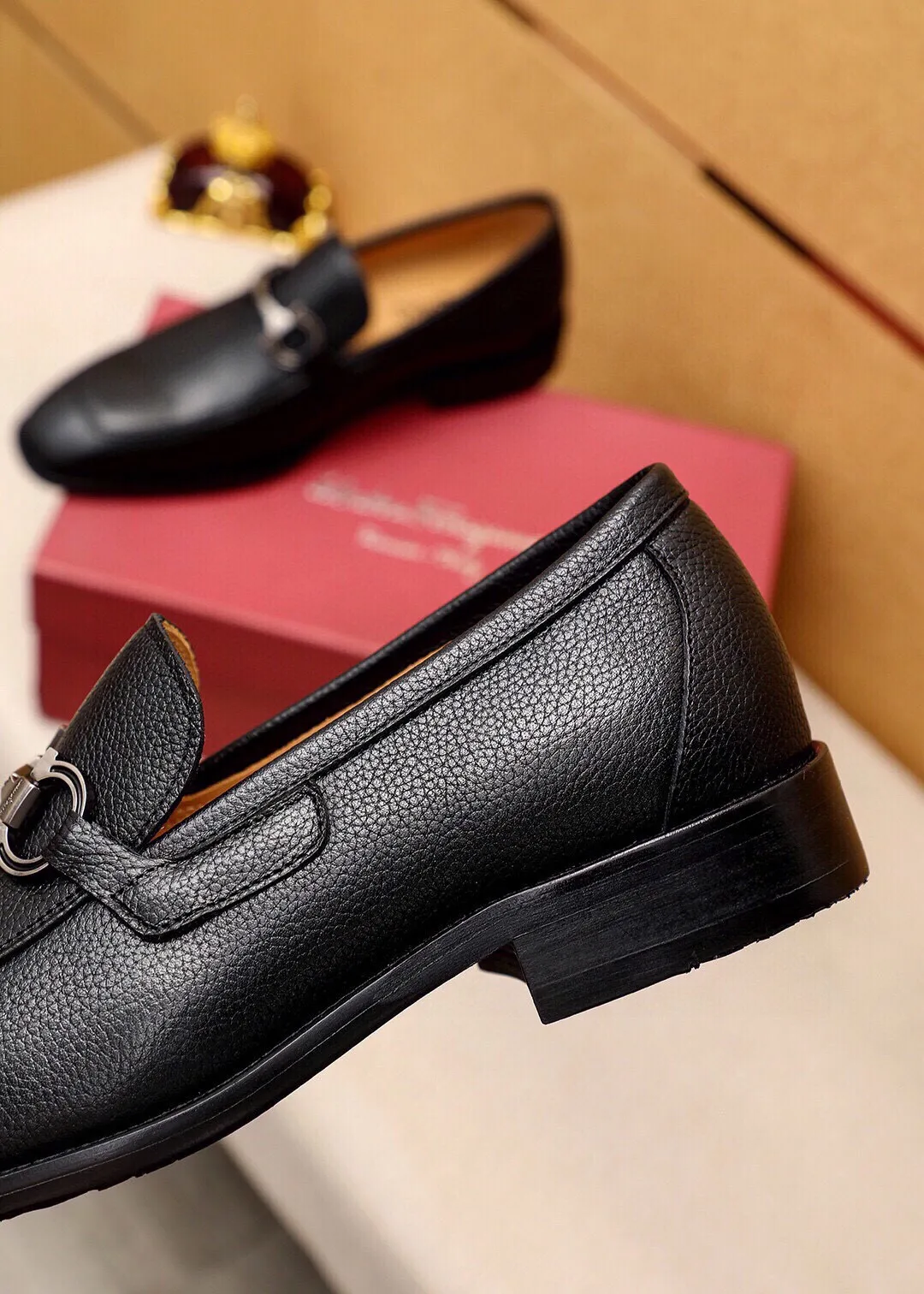 Men's shoes 💰480 💐 Product trademark: Ferragamo "Ferragamo" casual leather shoes Regular size: 38-44 (45🉑️customized) Product materials: Selected imported first-layer pebbled cowhide leather upper + luxury hardware buckle, imported water-dyed cowhide leather lining. Strong three-dimensional visual effect, original outsole Color: 3⃣️colors available